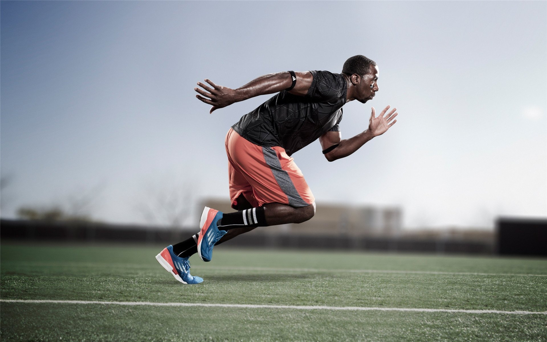 “中国女足首次亮相国际赛场，取得历史性突破”，中国女足队员获国际足联